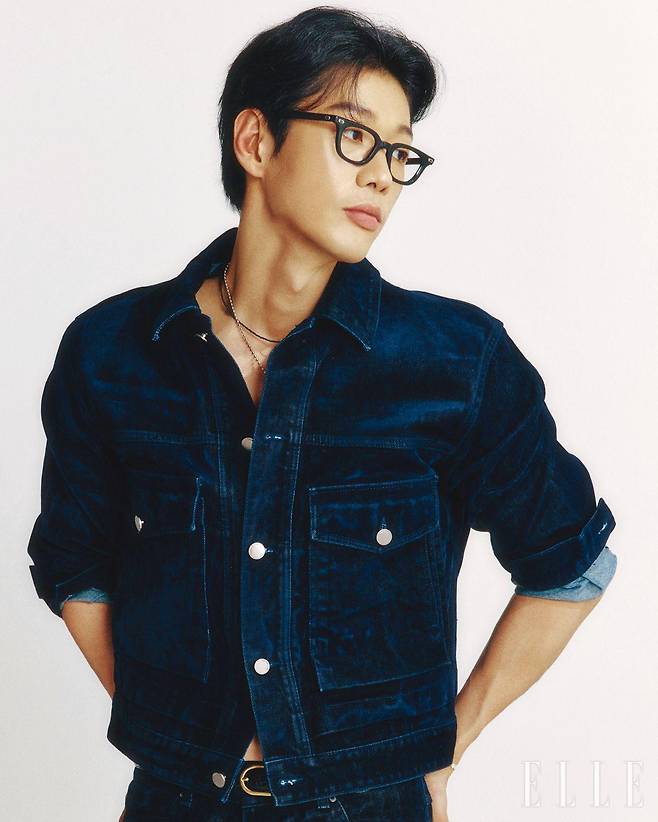 안경은 Highcollar. 재킷과 팬츠, 벨트와 네크리스는 모두 스타일리스트 소장품.