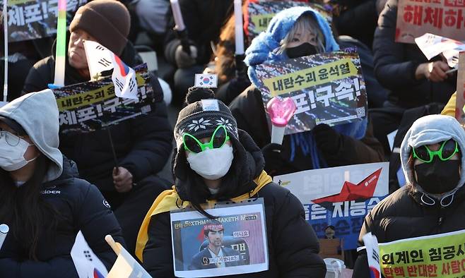 28일 오후 서울 광화문 앞에서 윤석열즉각퇴진·사회대개혁 비상행동이 연 ‘윤석열 즉각 퇴진! 사회대개혁! 4차 범시민대행진’에서 시민들이 행진에 나서고 있다. 정용일 선임기자 yongil@hani.co.kr