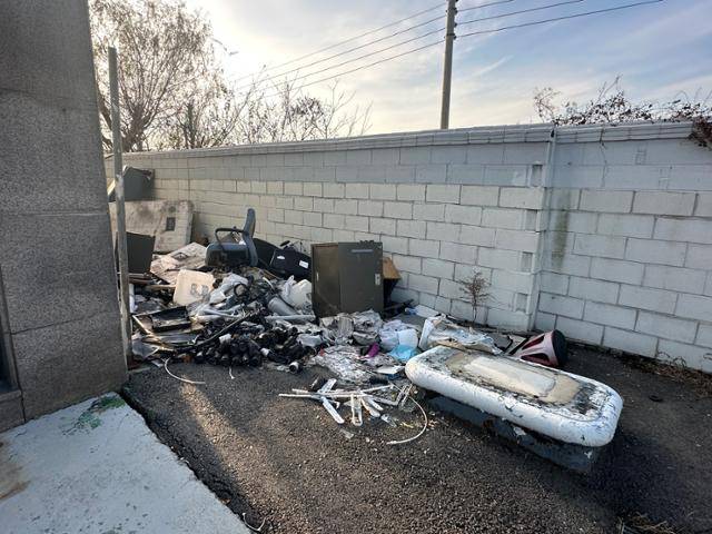 휴업 중인 한 주유소 한쪽에 쌓여있는 쓰레기들. 이상무 기자