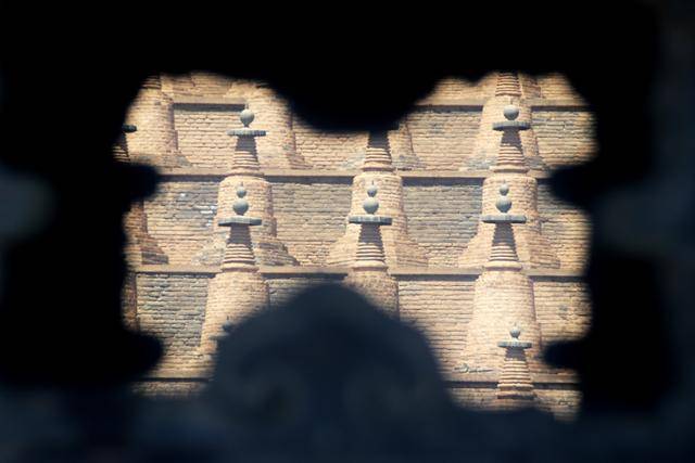 청동협 향로 사이로 바라본 108탑 일부. ⓒ최종명