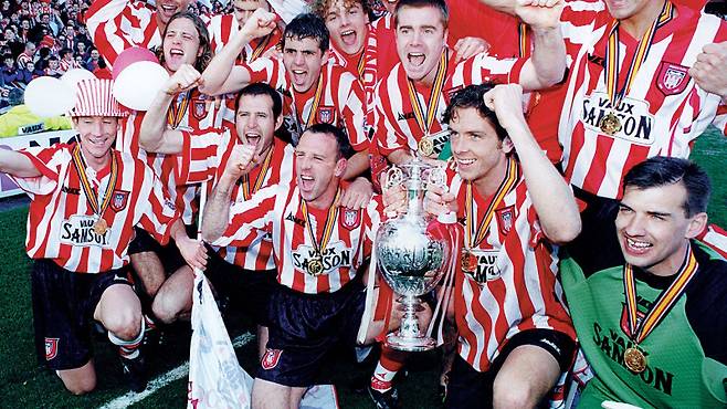 1993년 이후 챔피언십에서 가장 많이 우승한 클럽은 4번 정상에 오른 선덜랜드다. 선덜랜드에 이어 뉴캐슬, 노리치 시티가 각각 3번 우승했고, 2번 우승한 클럽은 풀럼, 레스터 시티, 레딩, 울버햄턴, 번리다. 사진은 1995~96시즌 디비전 1(당시 2부리그 명칭)에서 우승한 후 기뻐하는 선덜랜드 선수단. 선덜랜드 홈페이지