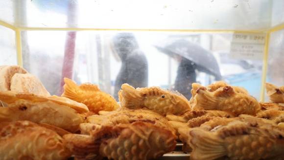 '팥붕'이든 '슈붕'이든 과하지 않게 적당히 즐기는 것이 가장 좋다. 사진은 열 맞춰 진열돼 있는 붕어빵. [사진=연합뉴스]