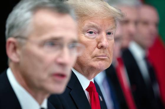 2019년 도널드 트럼프 미국 대통령이 영국에서 열린 나토 회원국들과의 업무 오찬에서 옌스 스톨텐베르그 당시 나토 사무총장이 연설하는 것을 듣고 있다. AP=연합뉴스
