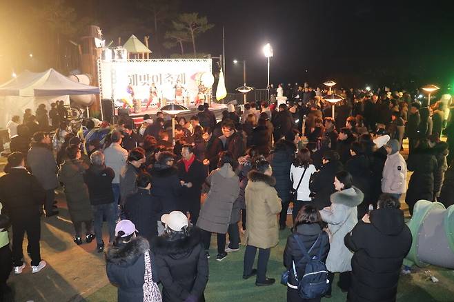Sunrise festival held at Cheongun Park on New Year's Day 2024 (Jongno-gu Office)