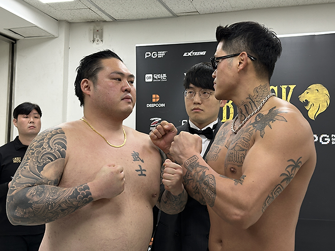 종합격투기 웰터급 4위 박원식(오른쪽)이 블랙컴뱃 13 계체 후 전국체육대회 복싱 5위 김남신(왼쪽)과 마주 보고 있다. 사진=이데아 파라곤
