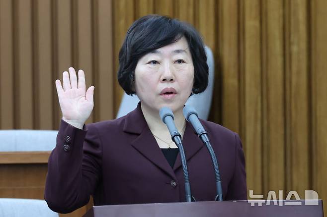 [서울=뉴시스] 조성우 기자 = 23일 오후 서울 여의도 국회에서 열린 헌법재판소 재판관 선출에 관한 인사청문특별위원회의 인사청문회에서 정계선 후보자가 증인선서를 하고 있다. 2024.12.23. xconfind@newsis.com