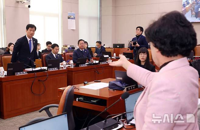 [서울=뉴시스] 고승민 기자 = 24일 서울 여의도 국회에서 열린 법제사법위원회 전체회의에서 여야 의원들이 회의가 정회된 후에도 계엄 관련 윤석열 대통령의 내란죄 성립을 두고 설전을 벌이고 있다. 2024.12.24. kkssmm99@newsis.com