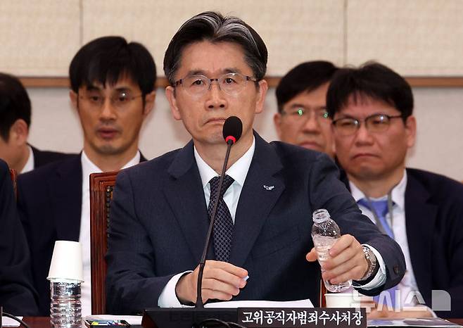 [서울=뉴시스] 조성봉 기자 = 오동운 고위공직자범죄수사처장이 24일 오후 서울 여의도 국회에서 열린 법제사법위원회 전체회의에서 종이컵에 물을 따르고 있다. 짓고 있다. 2024.12.24. suncho21@newsis.com
