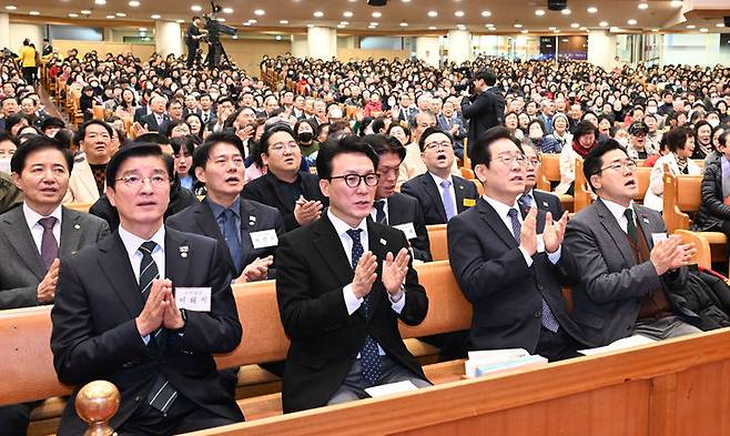 [서울=뉴시스] 권창회 기자 = 이재명 더불어민주당 대표가 25일 서울 여의도 순복음교회에서 성탄예배를 드리고 있다. (사진=순복음교회 제공) 2024.12.25. photo@newsis.com *재판매 및 DB 금지