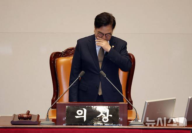 [서울=뉴시스] 고승민 기자 = 우원식 국회 의장이 26일 서울 여의도 국회에서 열린 제420회 국회(임시회) 제1차 본회의에서 본회의 개회 전 생각에 잠겨 있다. 2024.12.26. kkssmm99@newsis.com
