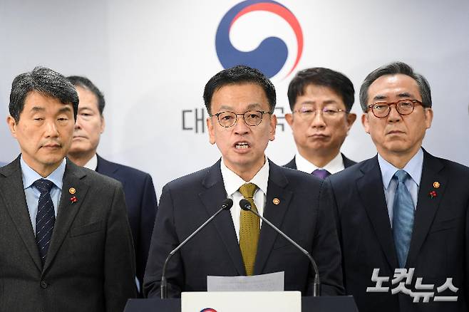 최상목 경제부총리 겸 기획재정부 장관과 국무위원들이 27일 오전 서울 종로구 정부서울청사에서 한덕수 대통령 권한대행 국무총리 탄핵 관련 긴급 브리핑을 하고 있다. 박종민 기자