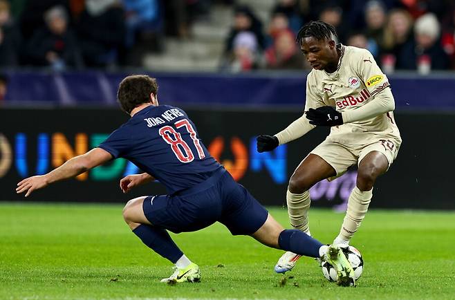 ▲ 호날두는 두바이에서 열린 글로브 사커 어워드에 참석해 “사우디아라비아 프로리그는 리그앙보다 수준이 높다. 제가 이곳에서 뛰고 있기 때문에 하는 말이 아니다. 사람들이 어떻게 생각하든 상관없다.프랑스에는 파리 생제르맹 밖에 없다. 나머지 팀들은 끝났다. 파리 생제르맹은 가장 많은 돈과 최고의 선수를 보유하고 있다. 38도, 39도, 40도의 날씨에서 뛰어보면 사우디아리비아 리그가 얼마나 어려운지 알게 된다"라며 프랑스 리그앙을 비판했다 ⓒ연합뉴스