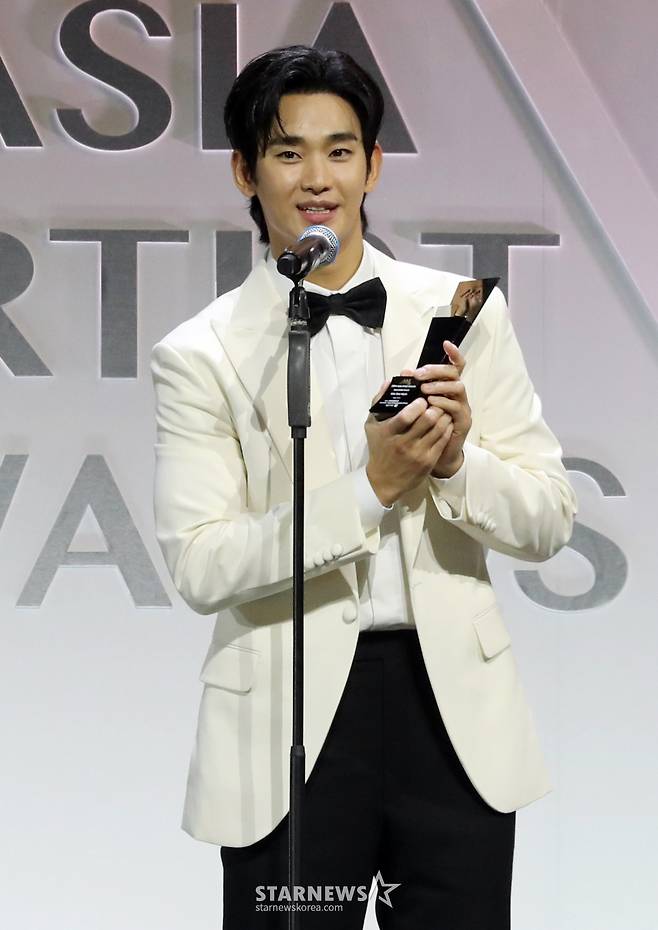 배우 김수현이 27일 오후 태국 방콕 임팩트 챌린저 홀 1-2(IMPACT Challenger Hall 1-2)에서 열린 '제 9회 아시아 아티스트 어워즈'(The 9th Asia Artist Awards')' 에서 AAA 베스트 아티스트상 을 수상하고 소감을 말하고 있다.  2024.12.27 /사진=임성균 tjdrbs23@