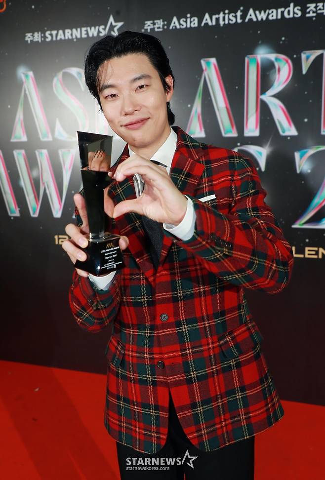 배우 류준열이 27일 오후 태국 방콕 임팩트 챌린저 홀 1-2(IMPACT Challenger Hall 1-2)에서 진행된 '제9회 아시아 아티스트 어워즈'(The 9th Asia Artist Awards, 이하 'AAA 2024')에서 AAA 베스트 아티스트을 수상한 뒤 포즈를 취하고 있다.  연말 최고의 글로벌 축제의 장으로 펼쳐진 'AAA 2024'에는 올 한 해를 빛낸 톱 아티스트들이 총출동했다.  /사진=이동훈 photoguy@