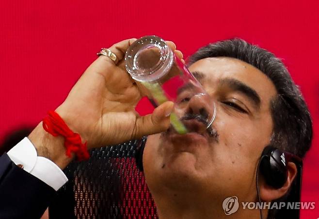 주스 마시는 베네수엘라 마두로 [로이터 연합뉴스 자료사진. 재판매 및 DB 금지]