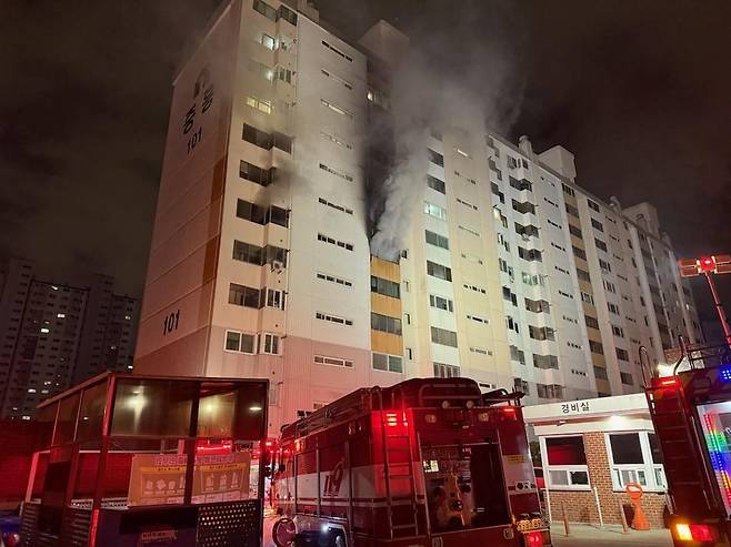 광주 북구 용봉동 아파트 화재 [광주 북부소방서 제공. 재판매 및 DB 금지]