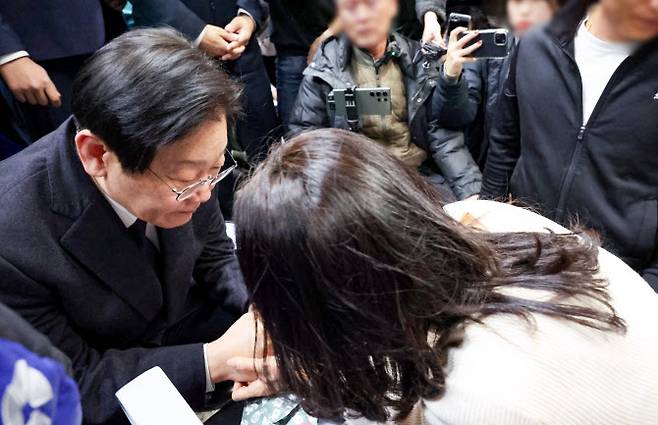 더불어민주당 이재명 대표가 29일 오후 전남 무안국제공항에서 제주항공 여객기 폭발사고 탑승객 가족들을 위로하고 있다. (사진= 연합뉴스)