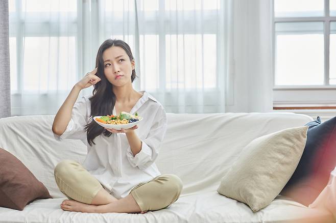 비건 식단은 고기, 유제품, 계란 등 모든 동물성 식품을 철저히 배제하는 가장 엄격한 채식주의 방식이다. 그러나 한국인의 식탁에서 우유, 계란, 육류를 완전히 포기하는 것은 결코 쉽지 않은 선택이다. [사진=게티이미지뱅크]