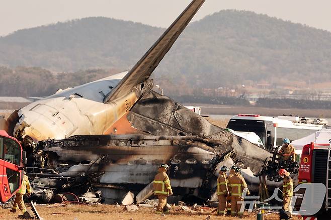 29일 오전 전남 무안국제공항 활주로에 여객기가 추락해 사고 수습이 이뤄지고 있다. 이날 오전 9시 7분쯤 승객과 승무원 181명을 태운 태국발 제주항공 7C2216편 항공기가 무안공항 착륙을 시도하던 중 활주로 외벽에 부딪혀 폭발했다. 2024.12.29/뉴스1 ⓒ News1 김태성 기자