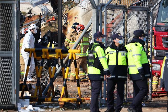 <YONHAP PHOTO-1473> 무안 여객기 사고현장 수습하는 소방구급대원들
(무안=연합뉴스) 서대연 기자 = 29일 오후 전남 무안군 무안국제공항에서 발생한 여객기 폭발사고 현장에서 소방구급대원들이 사상자를 수습하고 있다. 2024.12.29
dwise@yna.co.kr/2024-12-29 14:12:53/
<저작권자 ⓒ 1980-2024 ㈜연합뉴스. 무단 전재 재배포 금지, AI 학습 및 활용 금지>