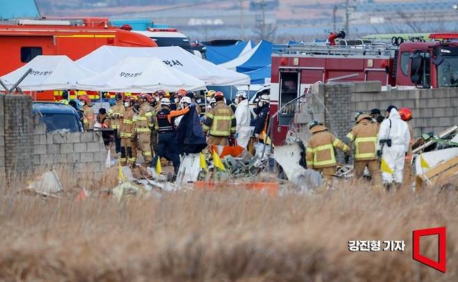 무안국제공항에서 탑승객 181명을 태운 제주항공 여객기가 착륙 중 활주로 외벽에 충돌한 뒤 화재가 발생해 승객 대부분이 사망하는 대참사가 발행한 29일 전남 무안국제공항 활주로 사고현장에서 소방대원과 과학수사대가 사상자를 수습하고 있다. 강진형 기자