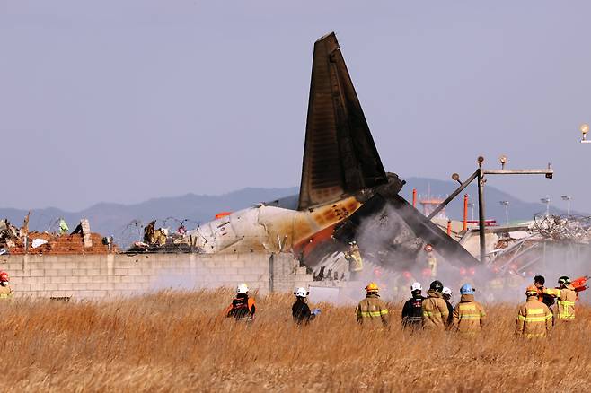 29일 오전 전남 무안국제공항 활주로에 여객기가 추락해 사고 수습이 이뤄지고 있다./뉴스1