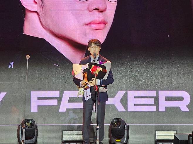 '페이커' 이상혁이 29일 서울 중구 동대문디자인플라자(DDP) 아트홀 1관에서 열린 '2024 LCK 어워드'에서 '올해의 선수'를 수상했다. ⓒ데일리안 황지현 기자