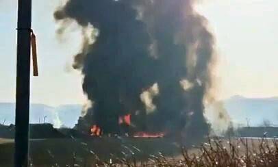 29일 오전 전남 무안군 무안공항에서 승객과 승무원 181명을 태운 여객기가 추락해 불길이 솟아오르고 있다. 연합뉴스