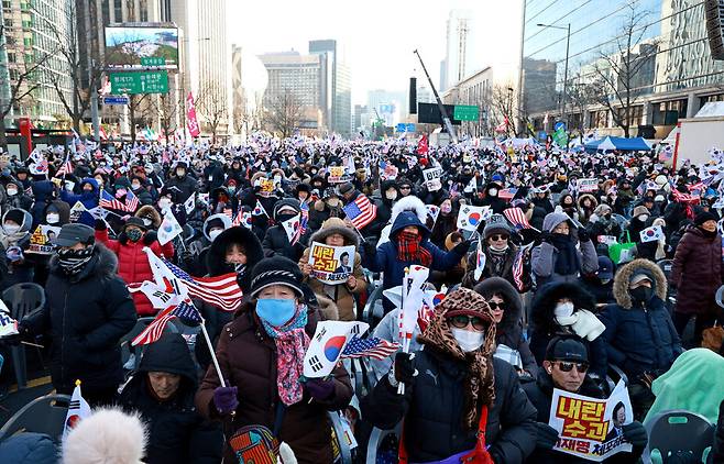 28일 서울 종로구 광화문 동화면세점 앞에서 대한민국바로세우기국민운동본부 주최로 ‘주사파 척결! 자유민주주의 수호 광화문 국민혁명대회\'가 열리고 있다. 연합뉴스