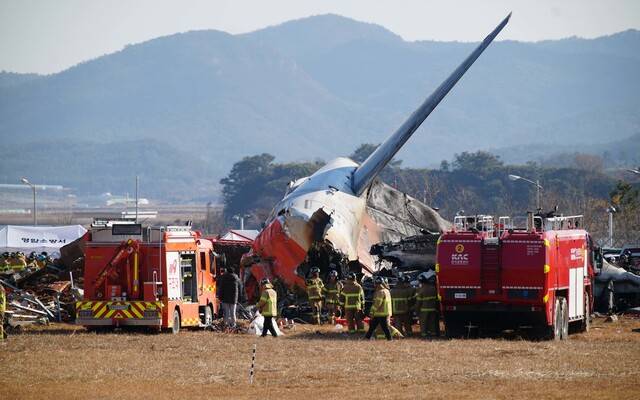 29일 오전 9시7분께 전남 무안국제공항에 제주항공 7C 2216편이 착륙 중 항공기가 활주로를 이탈해 울타리 외벽과 충돌해 폭발했다. 사고 현장에서 소방대원들이 화재 진압과 인명 구조를 하고 있다. 전남도 제공