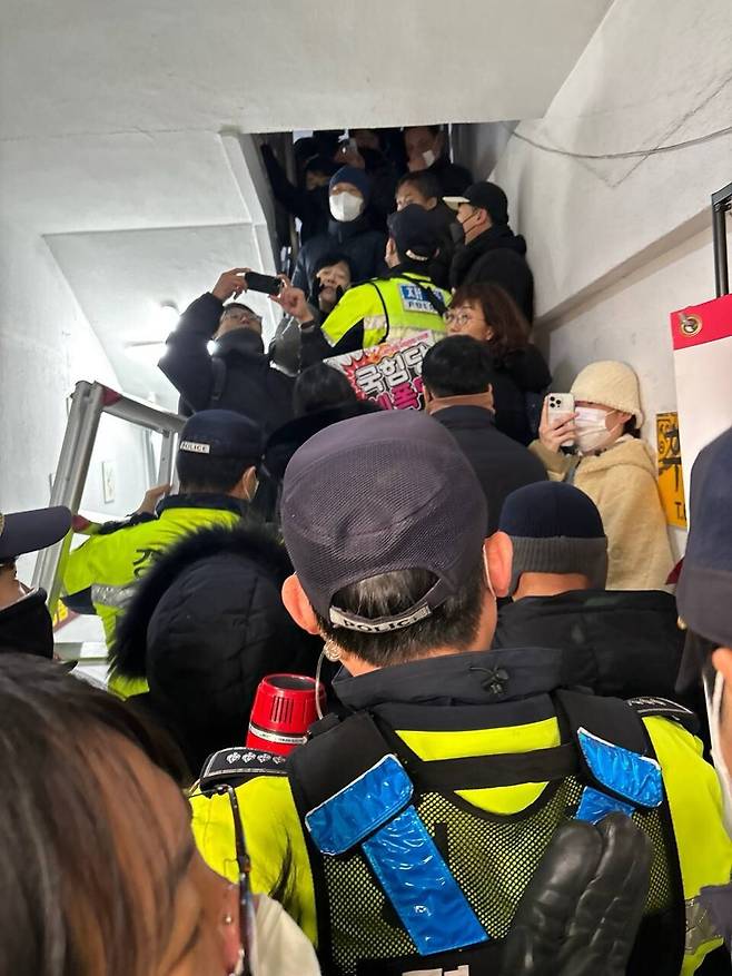 부산 남구 대연동 박수영 국민의힘 사무실에 부산시민들이 들어가려 하자 경찰이 제지하고 있다. 민주노총 부산본부 제공