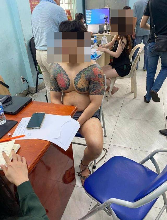 베트남 호찌민시의 한국 교민이 운영하는 바에서 한국인 사장을 살해한 혐의를 받고 있는 용의자가 28일 호찌민시 공안에서 조사를 받고 있다. 호찌민 공안 제공