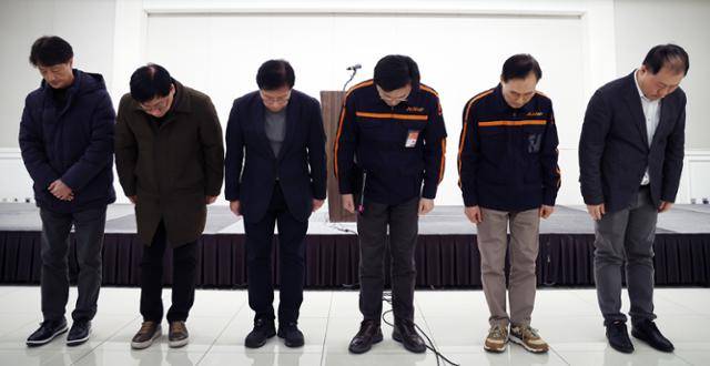 김이배(오른쪽 세 번째) 제주항공 대표와 관계자들이 29일 무안국제공항 여객기 참사 관련 프레스센터가 설치된 서울 강서구 메이필드 호텔에서 사고 관련 브리핑에 앞서 허리 숙여 인사하고 있다. 연합뉴스