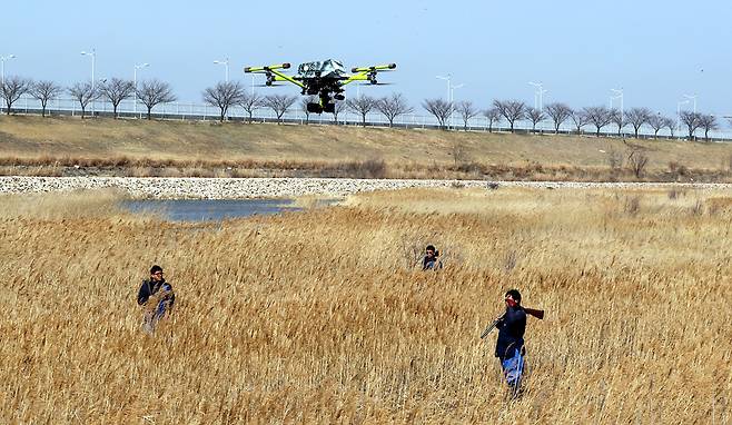인천공항에서 드론을 이용해 새떼를 쫓고 있는 모습. 사진 인천공항공사