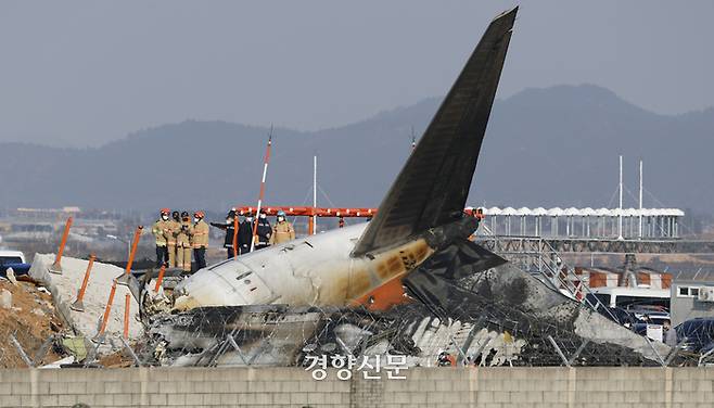 29일 전남 무안국제공항에서 발생한 제주항공 여객기 충돌 폭발 사고 현장에서 군 장병들이 사고 현장을 수색하고 있다.  문재원 기자