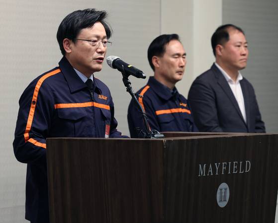 Jeju Air CEO Kim E-bae, left, speaks during an emergency press conference held at the Mayfield Hotel in Gangseo District, western Seoul, on Dec. 29. [NEWS1]