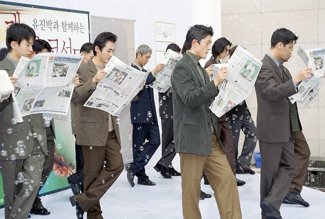 A men's formal wear fashion show is held at Hyundai Department Store's flagship Apgujeong branch in Gangnam District, southern Seoul, on Oct. 10, 1999. The suit, once considered an office staplewear, has long been in decline in Korea, marking a large shift from when up to 85 percent of workers used to wear the garment in the late 1990s. [YONHAP]