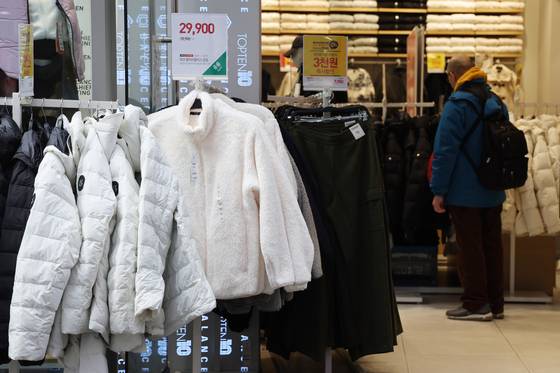 A customer looks at clothes at Topten, a specialty retailers and private-label (SPA) brand, store in Seoul on Dec. 2. [YONHAP]