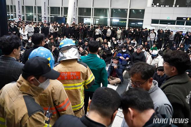 29일 전남 무안국제공항에서 제주항공 여객기 추락 사고 유가족들이 국토부와 소방서 관계자들의 브리핑을 듣고 있다.