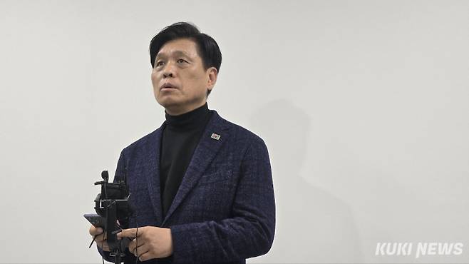 조승래 더불어민주당 수석대변인이 29일 무안공항 상황실에서 항공사고대책위원회 비공개회의 브리핑을 하고 있다. 사진=임현범 기자