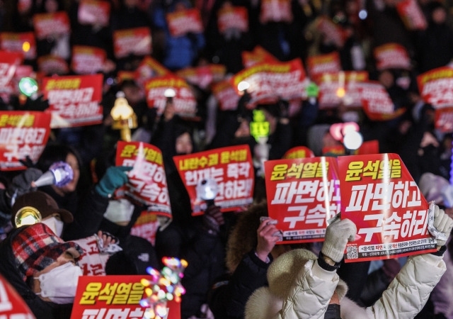 26일  오후 서울 종로구 열린송현 녹지광장에서 윤석열 대통령 파면 촉구 구호 외치는 시민들. 연합뉴스