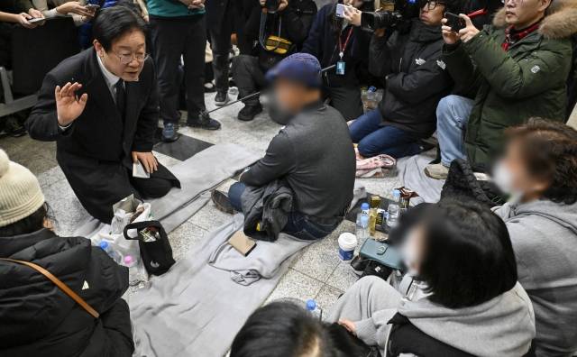 더불어민주당 이재명 대표가 29일 오후 전남 무안국제공항에서 제주항공 여객기 폭발사고 탑승객 가족들을 위로하고 있다. 공동취재사진