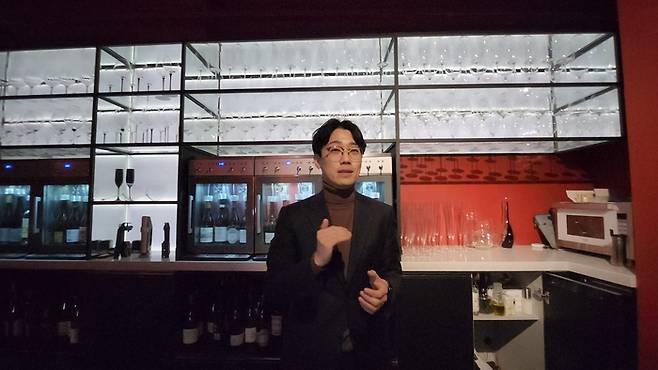 곽성진 총괄소믈리에가 뱅룩에 대해 설명하고 있다. 안병준 기자