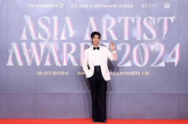 김수현이 지난 27일 태국 방콕에서 열린 ‘Asia Artist Awards(아시아 아티스트 어워즈)’에 참석해 우아한 패션과 함께 강렬한 존재감을 뽐냈다. 사진=AAA조직위원회