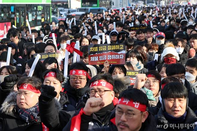 (서울=뉴스1) 황기선 기자 = IBK기업은행 노동조합원들이 27일 서울 종로구 정부서울청사 금융위원회 앞에서 열린 총파업 집회에서 구호를 외치고 있다. 기업은행 노조가 총파업을 단행한 것은 1973년 노조 설립 이래 최초다. 2024.12.27/뉴스1 Copyright (C) 뉴스1. All rights reserved. 무단 전재 및 재배포, AI학습 이용 금지. /사진=(서울=뉴스1) 황기선 기자