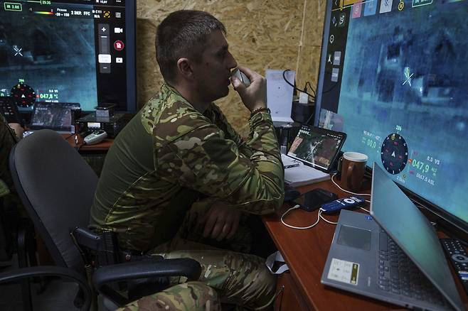 우크라이나군 장교가 우크라이나 도네츠크 지역 전선의 사령부에서 지난 25일(현지시간) 공격 작전을 제어하고 있다.[AP]