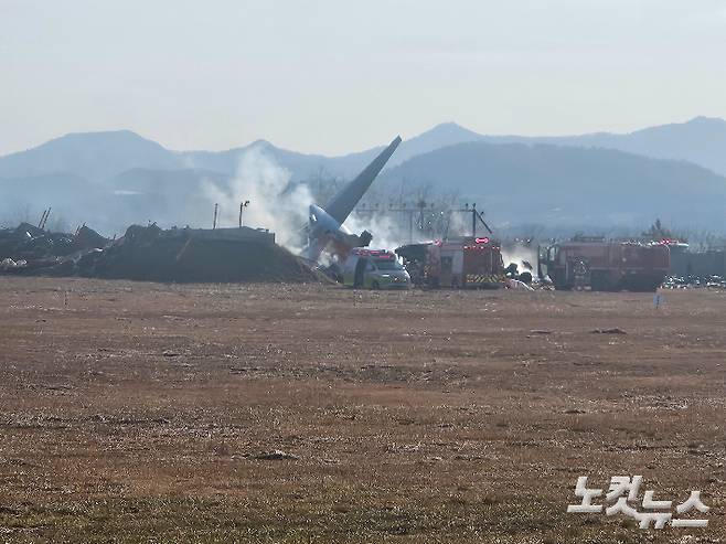 29일 오전 9시 10분쯤 전남 무안군 망운면에 위치한 무안국제공항 활주로에 제주항공 여객기가 추락한 현장. 독자 제공