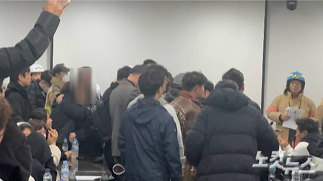 여객기 참사가 발생한 무안국제공항에 사고 소식을 듣고 모인 탑승자 가족들이 지체되는 상황 공지에 분노섞인 오열을 하고 있다. 김수진 기자