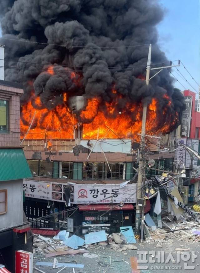 ▲29일 오후 화재가 발생한 경기 평택시의 한 상가건물. ⓒ독자제공