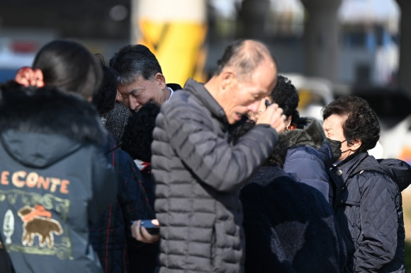 애끓는 마음 - 29일 오후 전남 무안군 무안국제공항 1층 앞에서 항공기 활주로 이탈 사고 탑승자 가족들이 서로 부둥켜 안고 눈물을 흘리고 있다. 2024.12.29 뉴시스